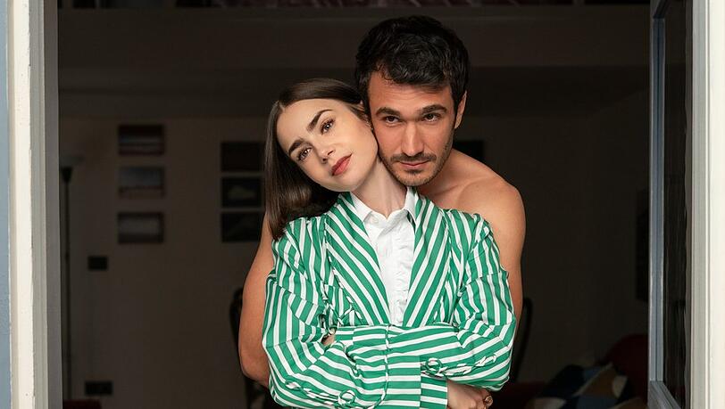 In Staffel fünf glücklich mit dem Italiener Marcello: Lily Collins als Emily in "Emily in Paris". In Staffel fünf glücklich mit dem Italiener Marcello: Lily Collins als Emily in "Emily in Paris".