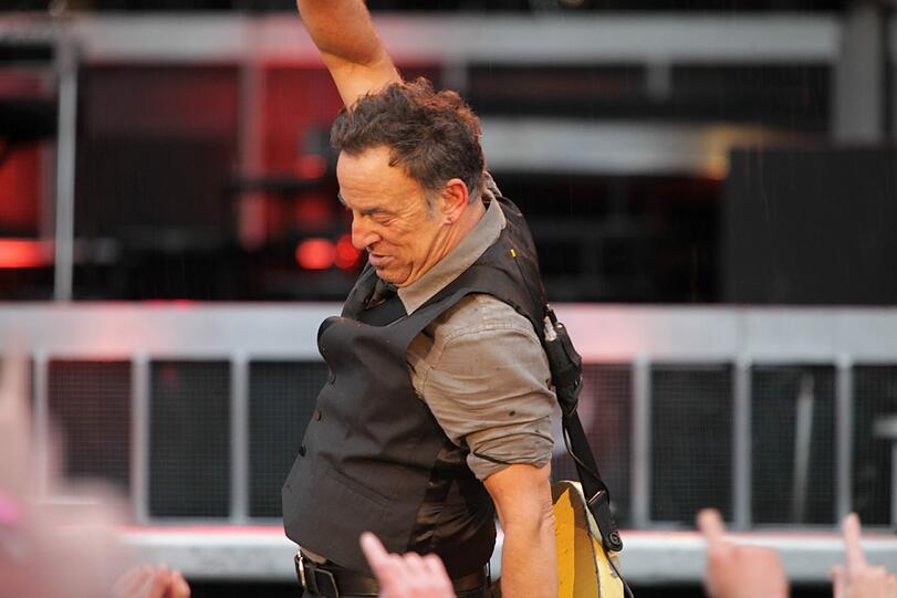 Ganz warme Umarmung fürs Publikum: Bruce Springsteen&ldquo; Big Rock Orchestra. Die Bilder vom Konzert im Münchner Olympiastadion.
