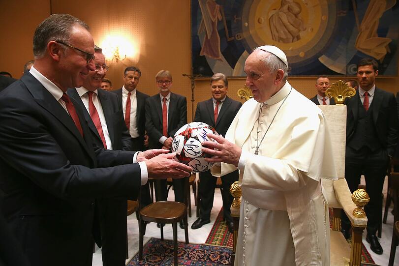 Wie der Vorstandsvorsitzende Karl-Heinz Rummenigge mitteilt, wird der deutsche Fußball-Rekordmeister im kommenden Jahr ein Freundschaftsspiel bestreiten, aus dessen Einnahmen sie dem Heiligen Vater eine Million Euro für wohltätige Zwecke zur Verfügung stellen