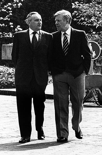 Der damalige Bundeskanzler Helmut Schmidt (r) und sein SPD-Parteikollege Egon Bahr (l) am 06.05.1982 bei einem Spaziergang im Park des Bundeskanzleramtes.