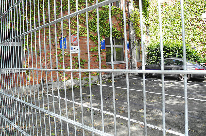Dieses Jahr gibts stärkere Sicherheit: Ein Zaun sperrt den Bühnenbereich  des Festspielhauses in Bayreuth ab.