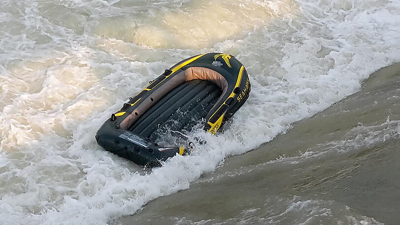 Die Isar führt nach wie vor Hochwasser. Für Schlauchbootfahrer bedeutet das Lebensgefahr.
