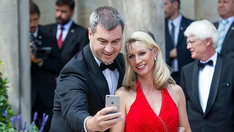 Bei den Bayreuther Festspielen 2015: Selfie-Söder mit seiner Frau Karin.