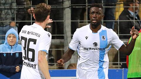 Die Löwen-Spieler Prince Osei Owusu (rechts) und Phillipp Steinhart bejubeln das 1:1 gegen die SpVgg Unterhaching.