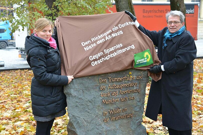 Die Aktion der Grünen, hier mit Katharina Schulze und Sepp Dürr vor dem Denkmal.