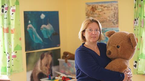 Weiß noch nicht wie es weiter geht: Tagesmutter Evi Pietsch mit großem Teddy.