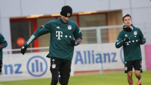 Aufgalopp an der Säbener Straße: Thomas Müller beim Trainingsstart des FC Bayern mit Talent Tiago Dantas (r.).