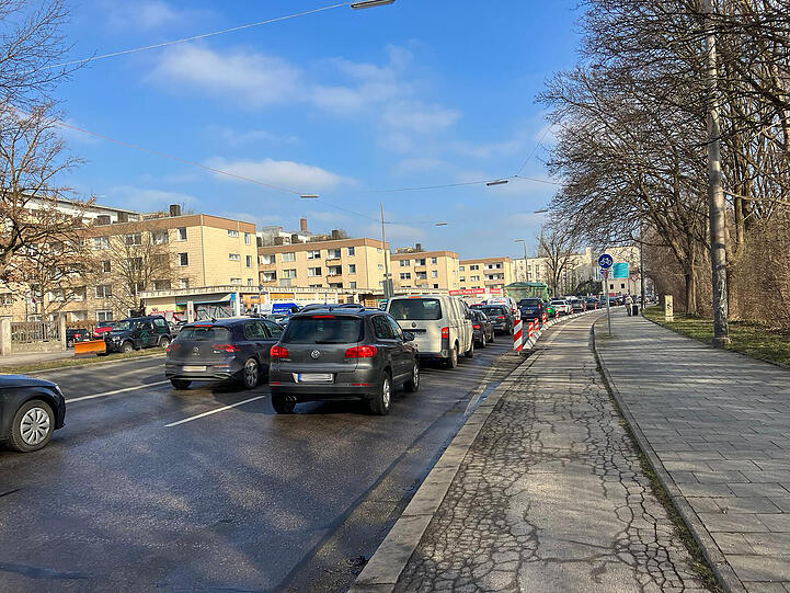 Donnerstagmorgen, kurz nach 9 Uhr: Der Verkehr in Richtung Harras staut sich.