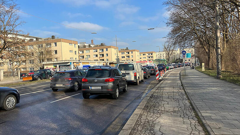 Donnerstagmorgen, kurz nach 9 Uhr: Der Verkehr in Richtung Harras staut sich. Donnerstagmorgen, kurz nach 9 Uhr: Der Verkehr in Richtung Harras staut sich.