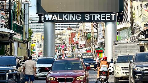 Die Walking Street ist weltweit als Rotlichtviertel bekannt.