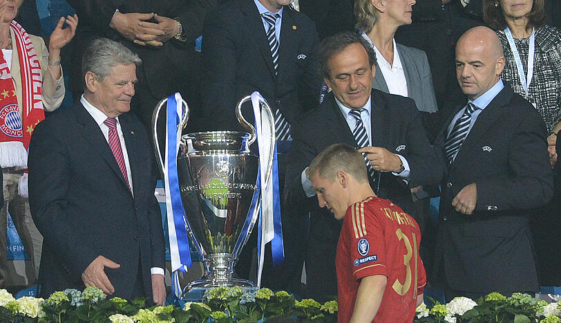 Schweinsteiger und Gauck - die Bilder von der Siegerehrung.