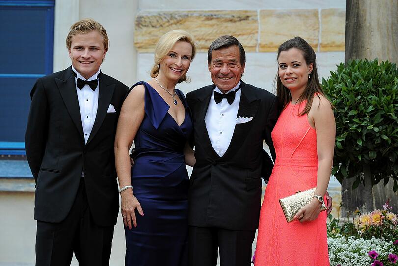 Trigema-Chef Wolfgang Grupp (3.v.l.), seine Ehefrau Elisabeth (2.v.l.), seine Tochter Bonita (r) und sein Sohn Wolfgang Grupp Jr