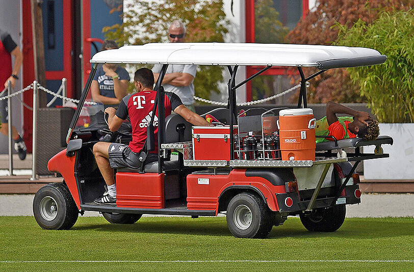 Kingsley Coman verletzt sich im öffentlichen Bayern-Training. Die Bilder...
