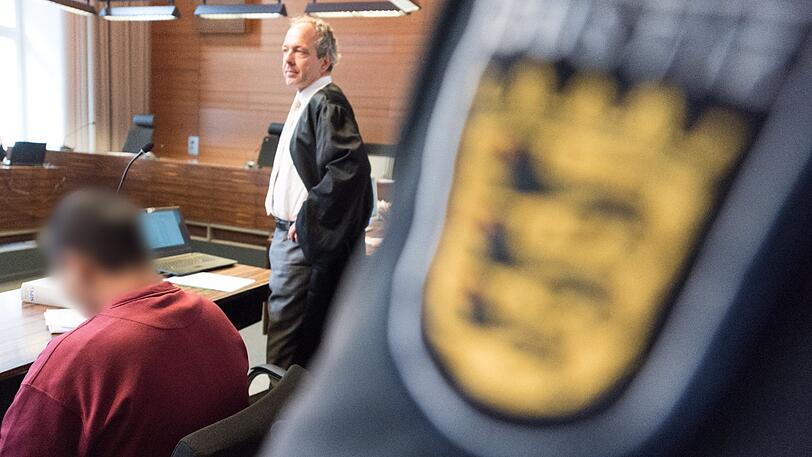 Hussein K. neben seinem Verteidiger Sebastian Glathe.