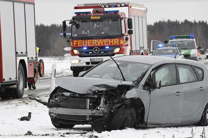 Bei einem Unfall bei Baldham sind zwei Autos kollidiert. Die Feuerwehren aus Vaterstetten und Baldham waren im Einsatz.