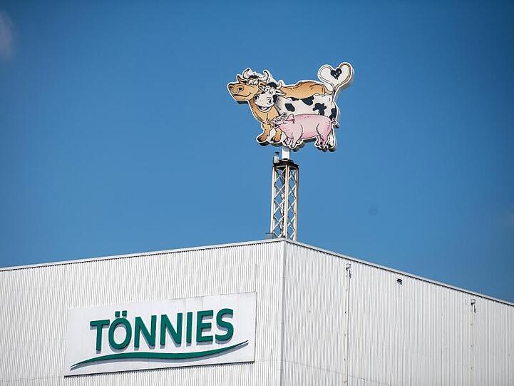Tönnies fordert 40.000 Euro Schadenersatz von Klima- und Tierschützern.