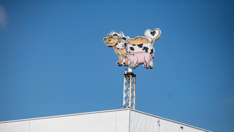 Tönnies fordert 40.000 Euro Schadenersatz von Klima- und Tierschützern. Tönnies fordert 40.000 Euro Schadenersatz von Klima- und Tierschützern.