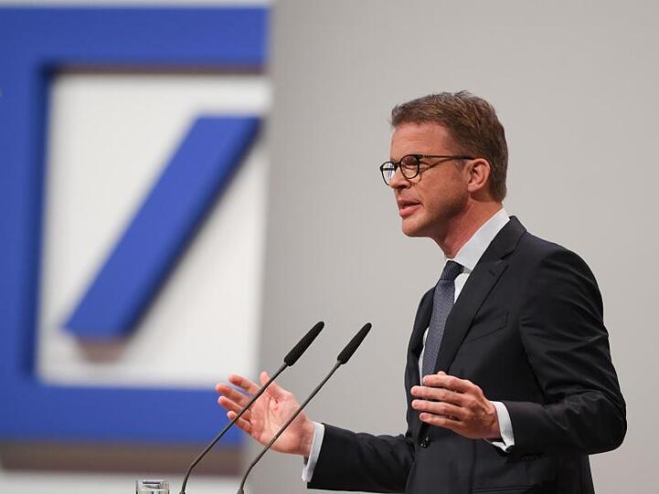 "Wir sind zu harten Einschnitten bereit", sagt Christian Sewing.
