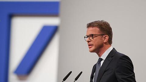 "Wir sind zu harten Einschnitten bereit", sagt Christian Sewing.