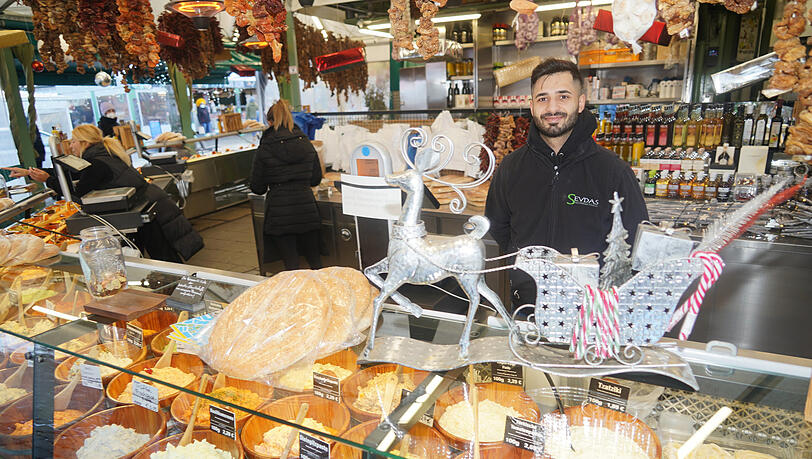 Haben seit bald 30 Jahren ihren Stand Sevda's auf dem Viktualienmarkt: Onur Sadack und seine Familie.