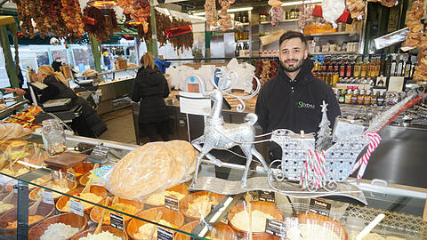 Haben seit bald 30 Jahren ihren Stand Sevda's auf dem Viktualienmarkt: Onur Sadack und seine Familie.