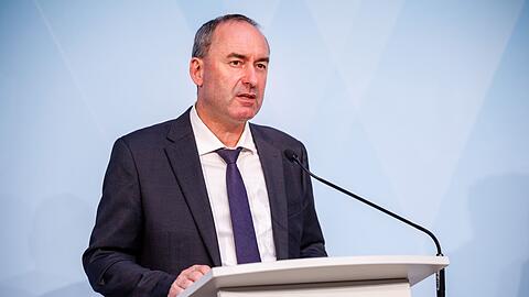 Hubert Aiwanger spricht auf einer Pressekonferenz.