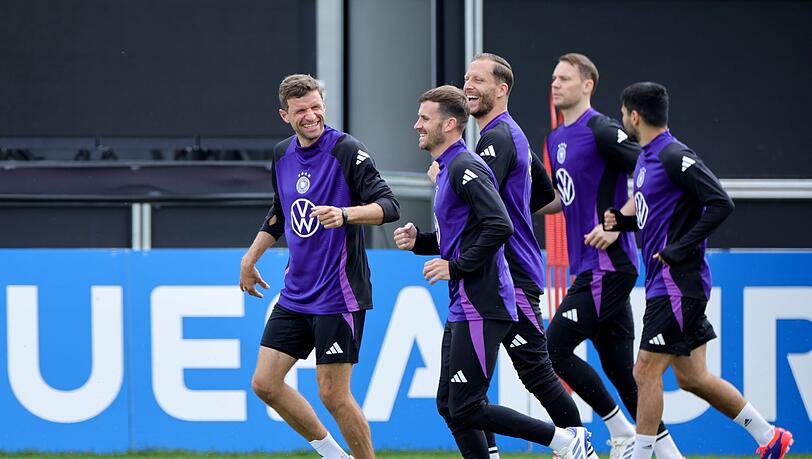 Thomas Müller (links) wird der Nationalmannschaft nach Meinung von Pascal Groß (Mitte) nicht nur mit seinen Späßen fehlen.