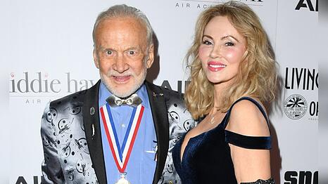Buzz Aldrin und Anca Faur bei einem gemeinsamen Auftritt.