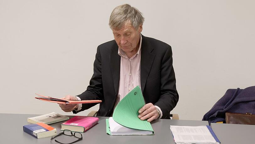 Ernst Hörmann aus Bayern stand im Rahmen eines Berufungsverfahrens erneut vor Gericht, weil er als Mitglied der "Letzten Generation" an zwei Pumpstationen eine Ölleitung von Rostock zur Raffinerie im brandenburgischen Schwedt abgesperrt beziehungsweise dies versucht hatte.