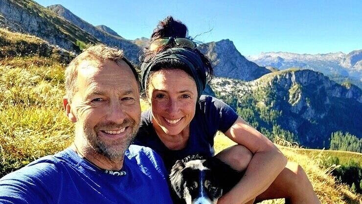 Gestatten: Sophia Mpalampanis (50) mit ihrem Partner Franz Kinnigkeit und Hüttenhund Loki. Gestatten: Sophia Mpalampanis (50) mit ihrem Partner Franz Kinnigkeit und Hüttenhund Loki.