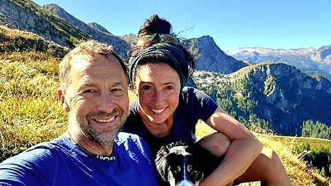 Gestatten: Sophia Mpalampanis (50) mit ihrem Partner Franz Kinnigkeit und H&uuml;ttenhund Loki.