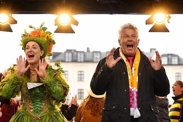 OB Dieter Reiter musste bei den Marktweibern mittanzen, nämlich beim Lied mit der Laune, die in allen Himmelsrichtungen zu spüren ist. OB Dieter Reiter musste bei den Marktweibern mittanzen, nämlich beim Lied mit der Laune, die in allen Himmelsrichtungen zu spüren ist.
