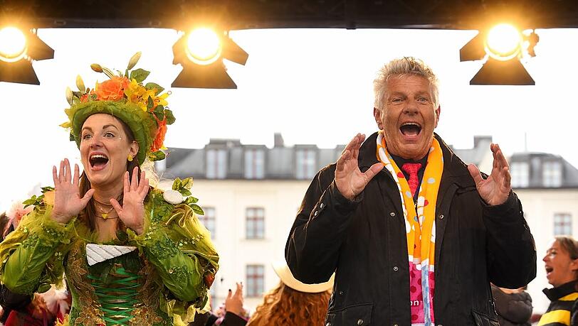 OB Dieter Reiter musste bei den Marktweibern mittanzen, n&auml;mlich beim Lied mit der Laune, die in allen Himmelsrichtungen zu sp&uuml;ren ist.
