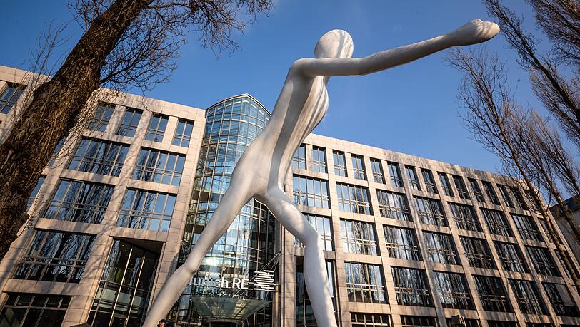 Die Skulptur "Walking Man" vor einem Verwaltungsgebäude der Munich Re. Für den Dax-Konzern liefen die Geschäfte im ersten Quartal erfreulich. (Symbolbild) Die Skulptur "Walking Man" vor einem Verwaltungsgebäude der Munich Re. Für den Dax-Konzern liefen die Geschäfte im ersten Quartal erfreulich. (Symbolbild)