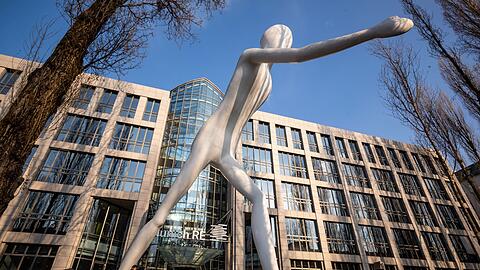 Die Skulptur "Walking Man" vor einem Verwaltungsgebäude der Munich Re. Für den Dax-Konzern liefen die Geschäfte im ersten Quartal erfreulich. (Symbolbild) Die Skulptur "Walking Man" vor einem Verwaltungsgebäude der Munich Re. Für den Dax-Konzern liefen die Geschäfte im ersten Quartal erfreulich. (Symbolbild)