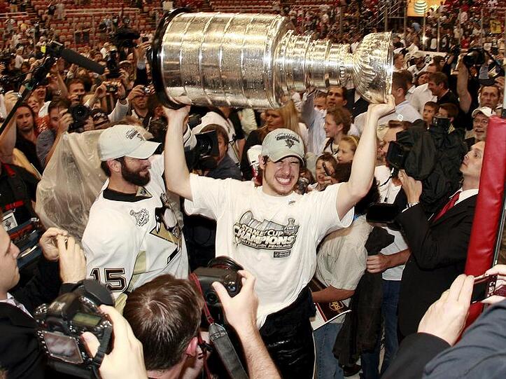 Pittsburgh-Star Sidney Crosby mit dem Stanley-Cup.