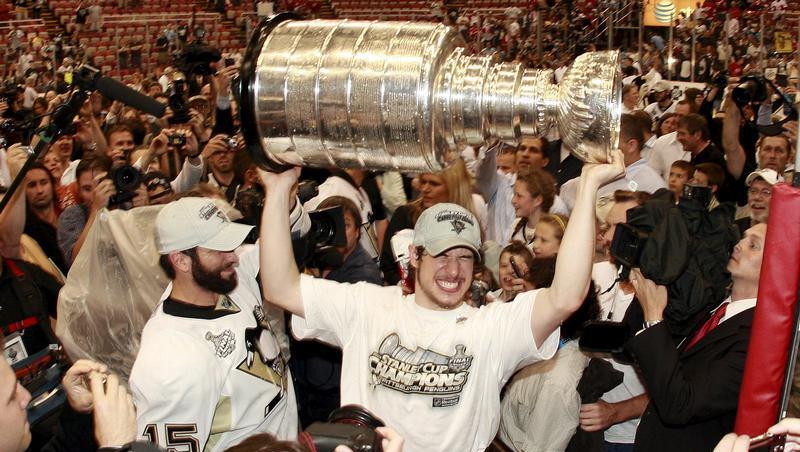 Pittsburgh-Star Sidney Crosby mit dem Stanley-Cup. Pittsburgh-Star Sidney Crosby mit dem Stanley-Cup.