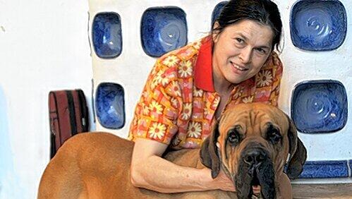 Strafe bei einem Wuff: Ezzo und Frauchen Anna Hutter. Strafe bei einem Wuff: Ezzo und Frauchen Anna Hutter.