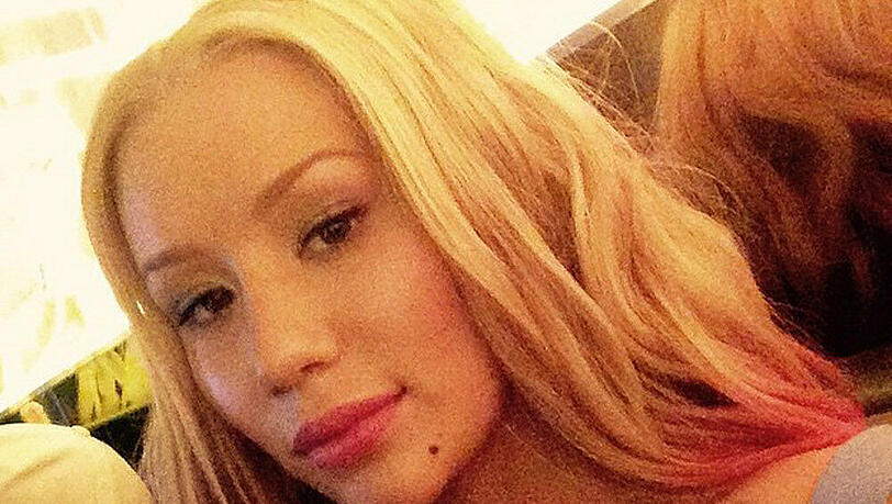 Iggy Azalea hat in den pinken Farbtopf gegriffen Iggy Azalea hat in den pinken Farbtopf gegriffen