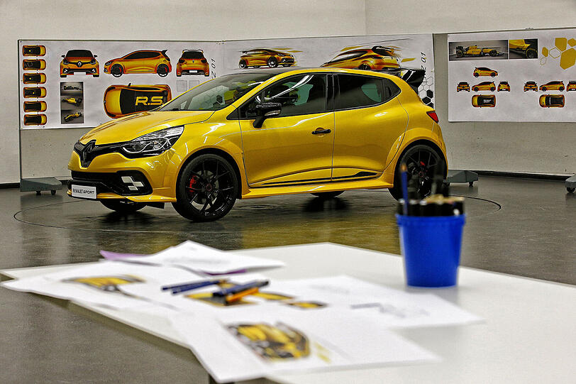 Feintuning im Studio: Mit der schwarz-gelben Lackierung erinnert der Clio R.S.16 an seine Verwandtschaft zum Formel-1-Team von Renault.