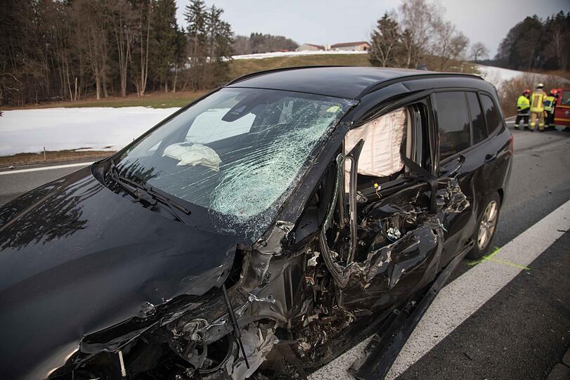 Auf der A8 ist am Mittwochnachmittag ein schwerer Unfall passiert. Ein Geisterfahrer raste in den Gegenverkehr.