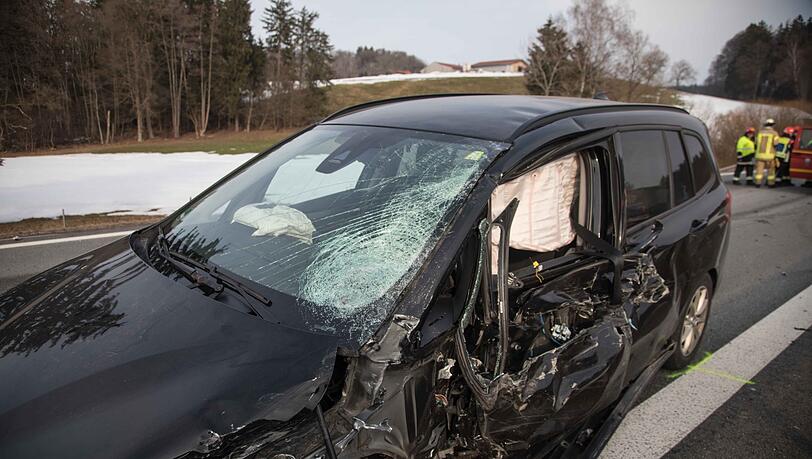 Auf der A8 ist am Mittwochnachmittag ein schwerer Unfall passiert. Ein Geisterfahrer raste in den Gegenverkehr. Auf der A8 ist am Mittwochnachmittag ein schwerer Unfall passiert. Ein Geisterfahrer raste in den Gegenverkehr.