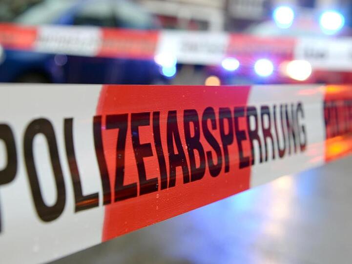 Ein Flatterband mit der Aufschrift "Polizeiabsperrung". Foto: Patrick Seeger/dpa/Symbolbild