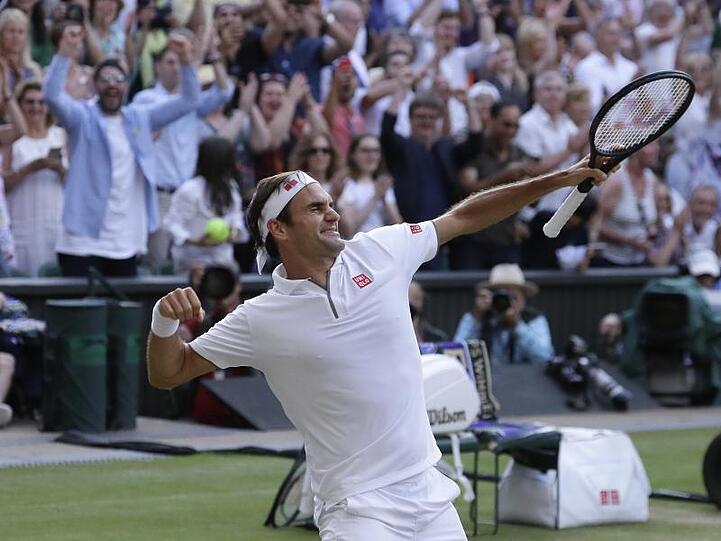 Roger Federer feiert seinen Sieg im Halbfinale gegen Rafael Nadal.