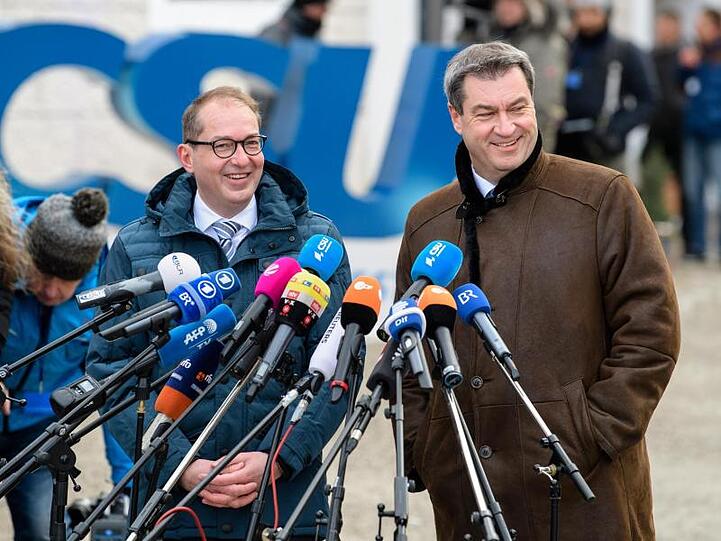 CSU-Landesgruppenchef Alexander Dobrindt (l) und Bayerns Ministerpräsident Markus Söder beim Auftakt der Winterklausur der CSU-Landesgruppe im Kloster Seeon.