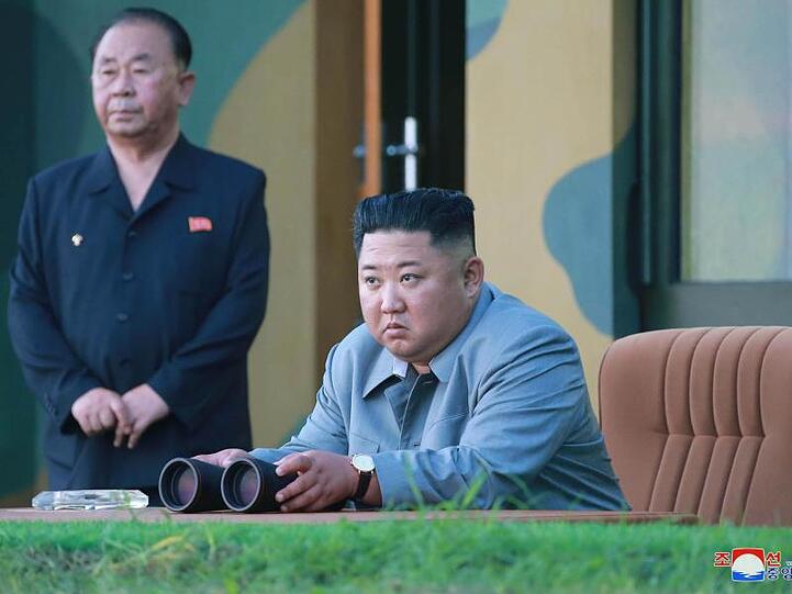 Nordkoreas Machthaber Kim Jong Un verfolgt den Raketentest.