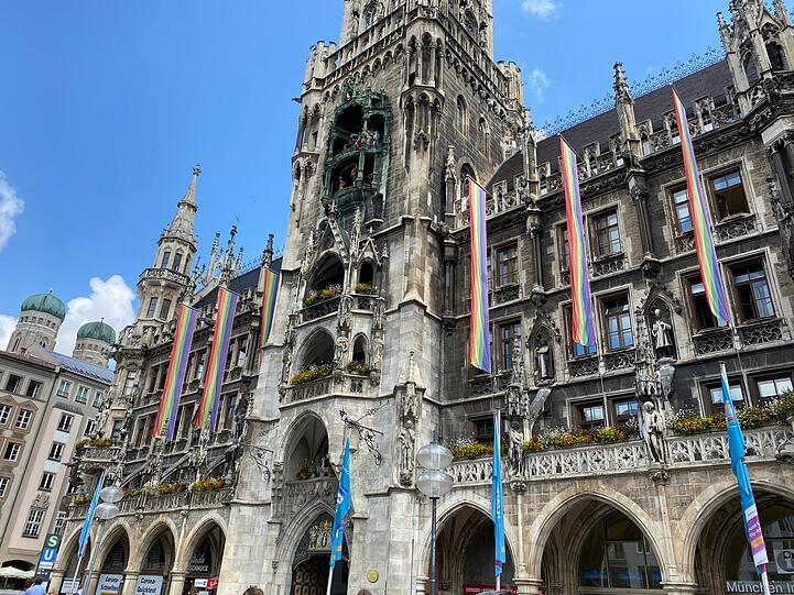 Mittwochvormittag am Marienplatz. Regenbogenflaggen am Münchner Rathaus.