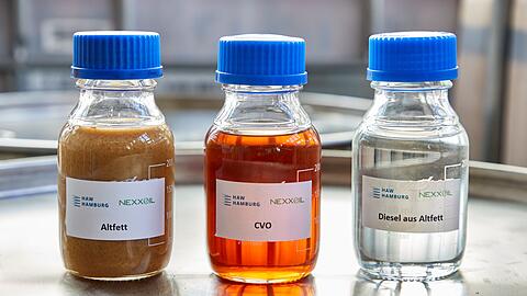Glasflaschen mit Altfett, CVO (CVO Cracked Vegetable Oil) und Diesel aus Altfett stehen im Technikum im Bereich Verfahrenstechnik am Campus Life Sciences der HAW.