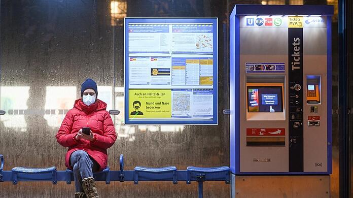 Bald ein Bild in einem Geschichtsbuch: ein Fahrkarten-Automat der MVG an einem Tram-Häuschen in München.