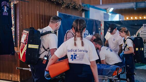 Ein junger Mann (16 Jahre) hatte sich mit bis zu sechs Maß übernommen. Helfer war ein prominenter Münchner.